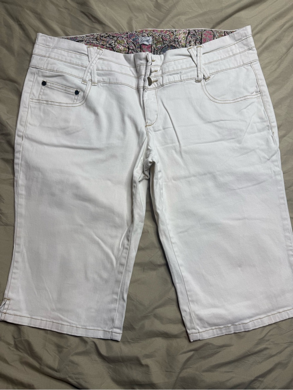 Kismet White Knee-Length Denim Shorts Size 16